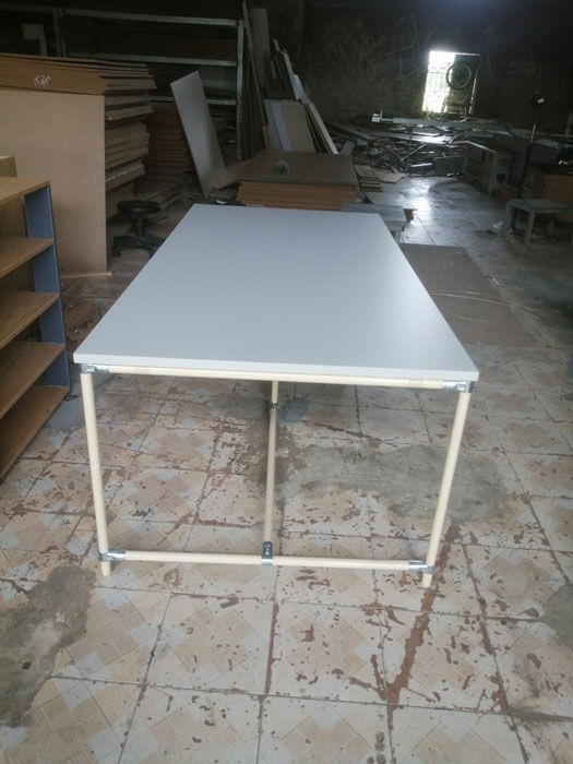 Bàn thao tác ống thép bọc nhựa 01